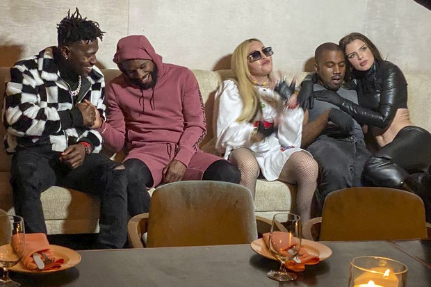 Ye, ex-Kanye West, e Julia Fox (dir) em festa com Madonna (Foto: MSN/The Grosby Group)