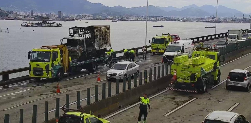 Caminhão baú sendo retirado, após pegar fogo na Ponte Rio-Niterói — Foto: Divulgação/Ecoponte 