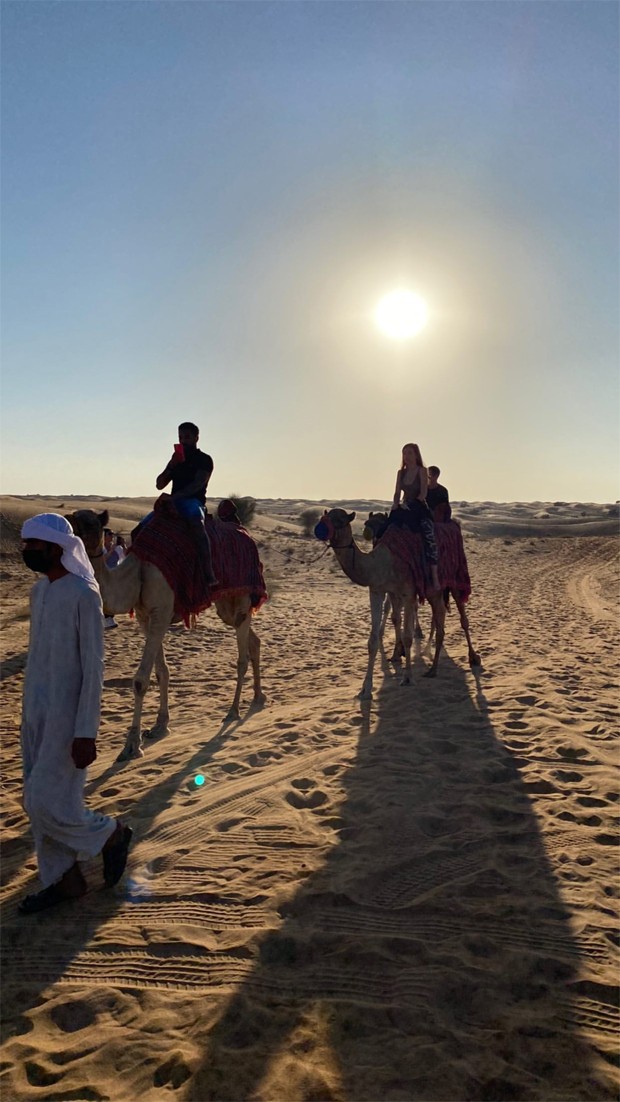 Nego do Borel e Duda Reis fazem passeio no deserto de Dubai (Foto: Reprodução / Instagram)