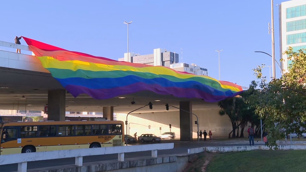 Bandeira LGBTQIA+ é estendida na Rodoviária do Plano Piloto, em Brasília — Foto: TV Globo/Reprodução