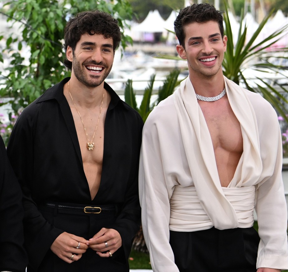 José Condessa e Manu Rios chamam atenção com looks decotados em Cannes