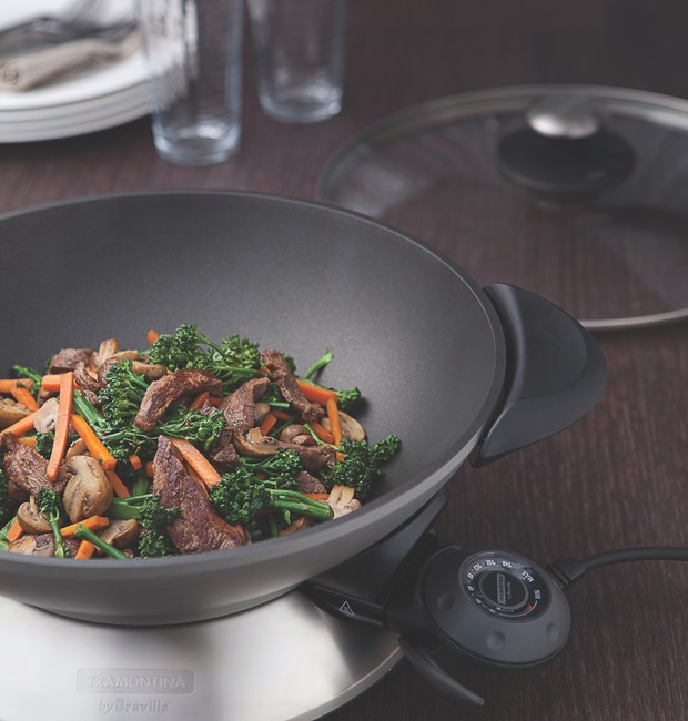 Com a panela wok elétrica é possível fazer diversos preparos, de pratos asiáticos a clássicos como risotos e farofas (Foto: Divulgação )