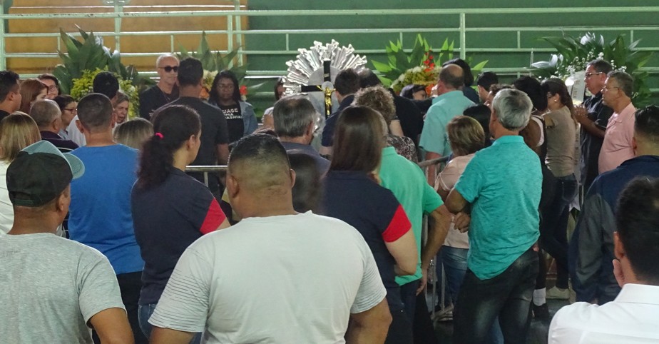 SilÃªncio de familiares, presenÃ§a de colegas e busca por respostas: Daniel Ã© enterrado em Minas Gerais