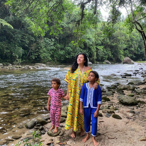 Regina Casé curte férias de verão ao lado da família (Foto: reprodução/Instagram)