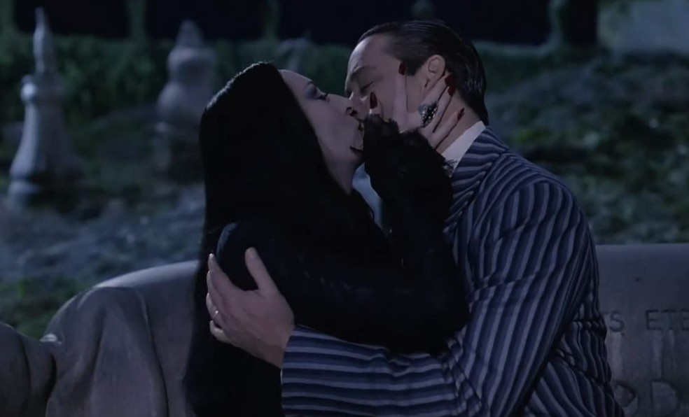 Mortícia e Gomez formam um casal apaixonado em 'A Família Addams' — Foto: IMDb/Reprodução