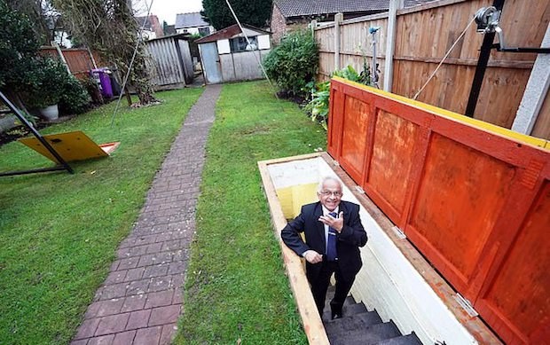 Homem descobri abrigo debaixo do próprio jardim (Foto: Instagram/Reprodução)