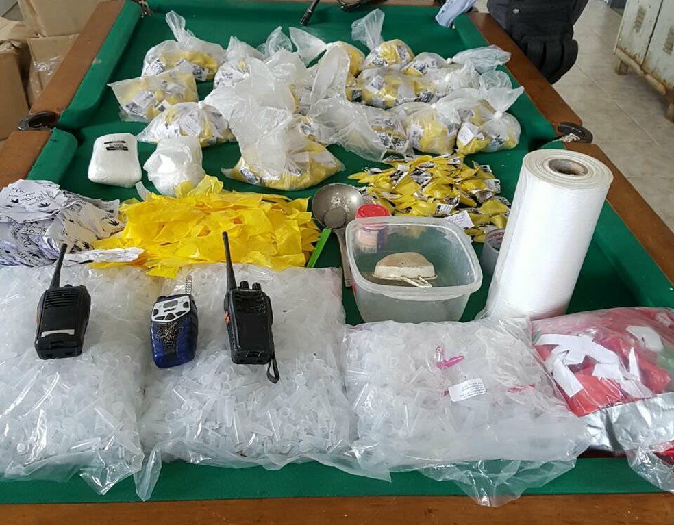 PM apreendeu cocaína, rádios transmissores e material para embalar drogas em casa abandonada em Araruama  (Foto: Polícia Militar/Divulgação)