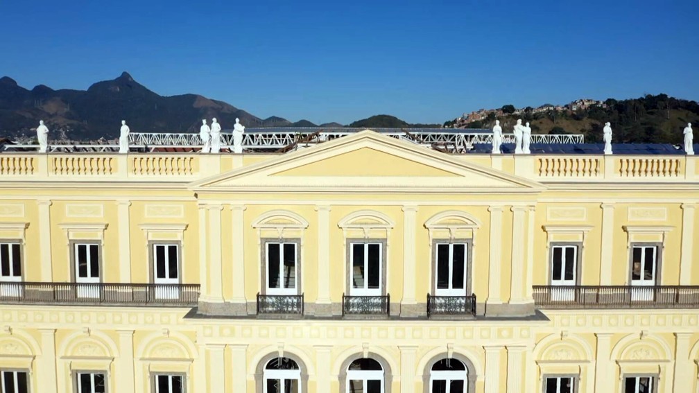 Réplicas das estátuas foram colocadas na laje do Museu Nacional; originais estão guardadas — Foto: Reprodução/TV Globo