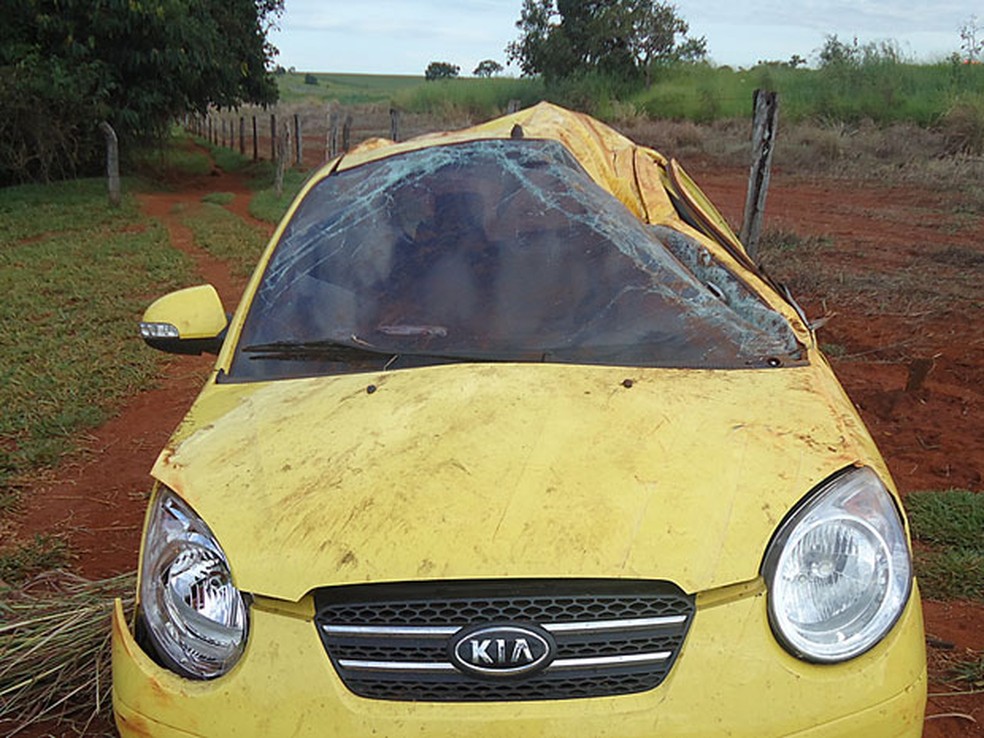Carro em que cantor Pedro Leonardo viajava quando se acidentou — Foto: Polícia Rodoviária Estadual/Divulgação
