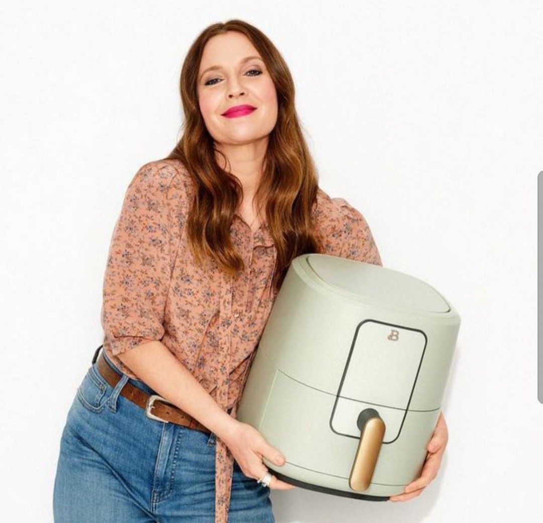 Drew Barrymore posa com a air fryer de sua linha de cozinha  (Foto: Reprodução / Instagram )