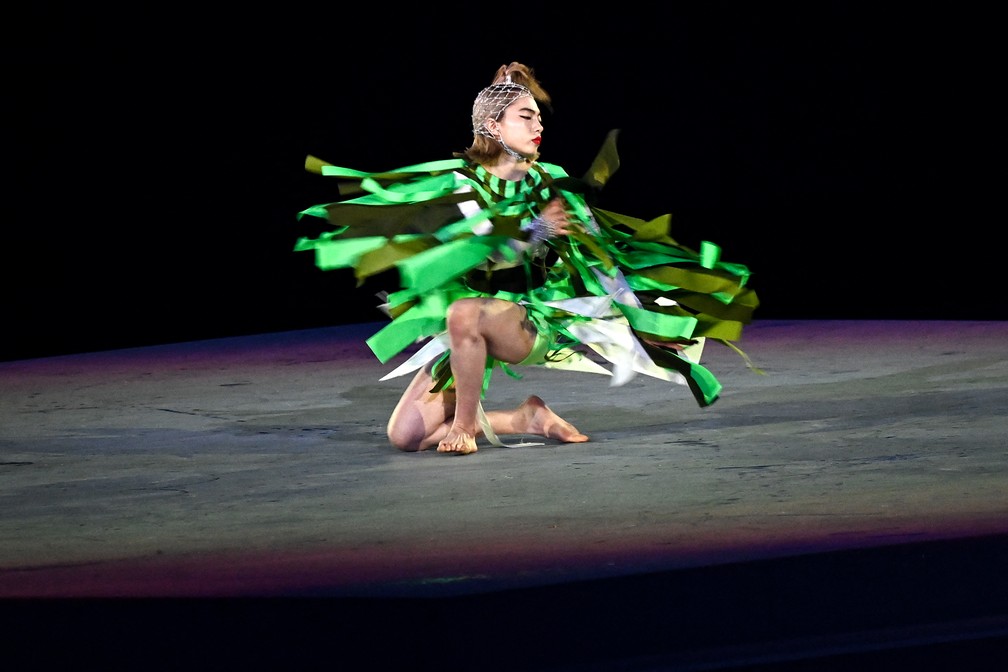 A dançarina japonesa Aoi Yamada se apresenta durante a cerimônia de encerramento dos Jogos Olímpicos de Tóquio, no Estádio Olímpico — Foto: Jewel SAMAD / AFP