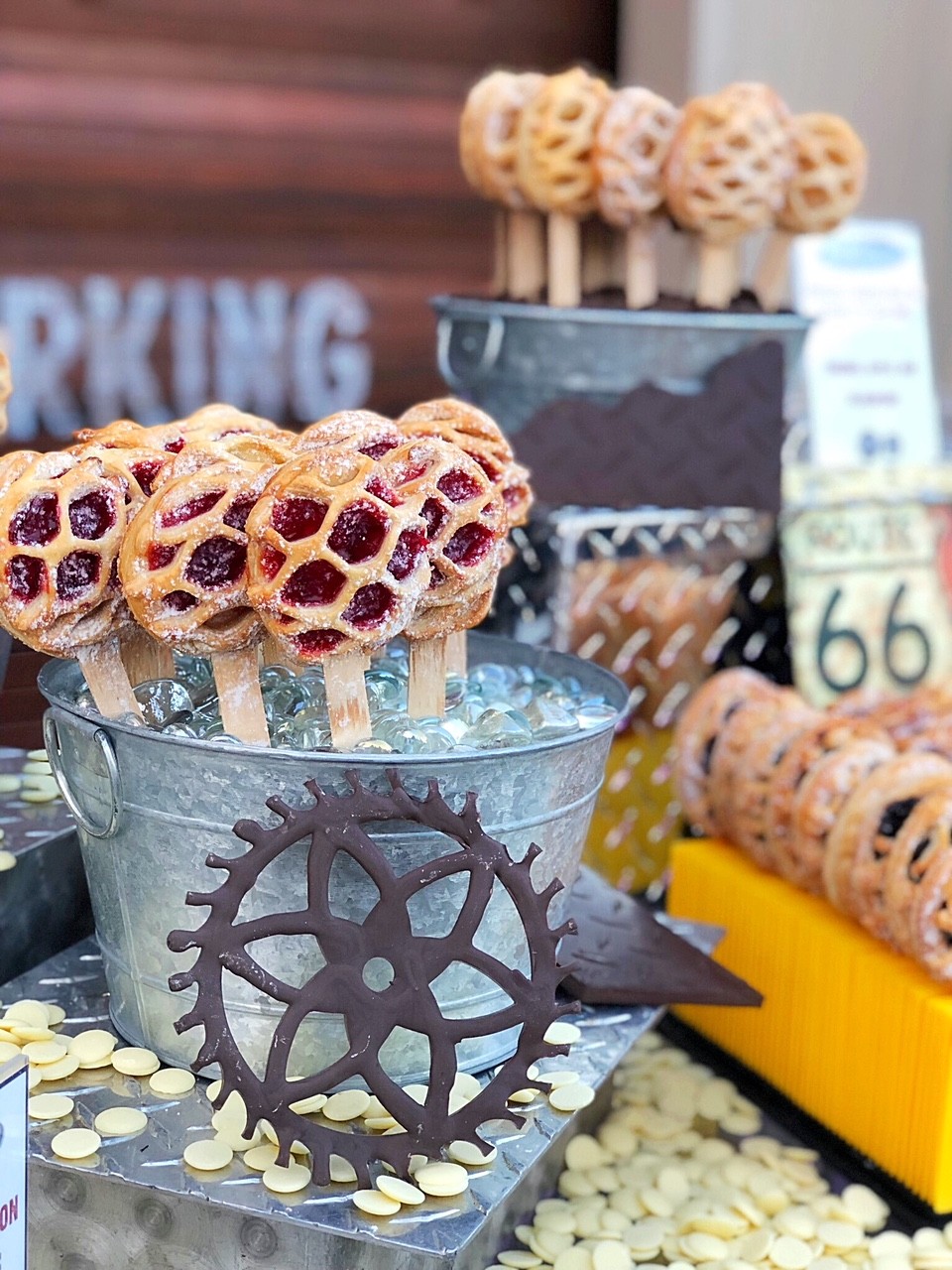 Torta de cereja no palito em formato de roda de carro - deliciosa