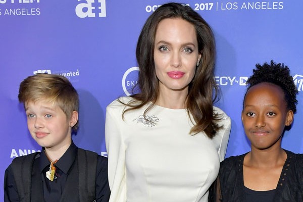 Angelina ao lado das filhas Shiloh e Zahara (Foto: Getty Images)
