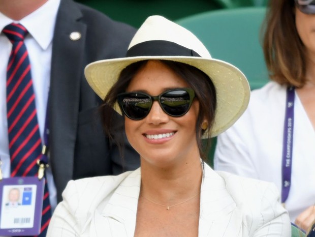 Meghan Markle faz aparição em Wimbledon usando um colar com 'A'  (Foto: Getty Images)