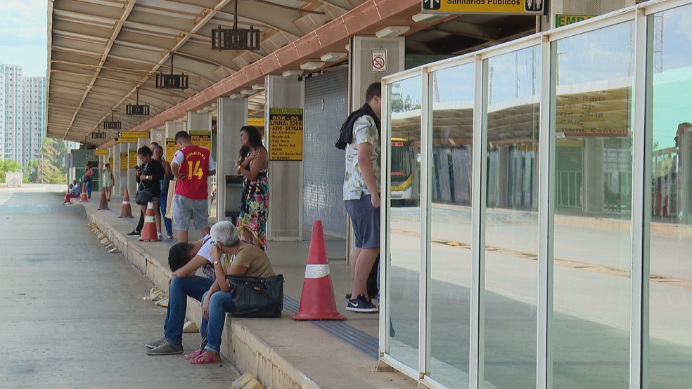 Embarque e desembarque de passageiros no BRT do Gama, no Distrito Federal  — Foto: Reprodução/TV Globo 