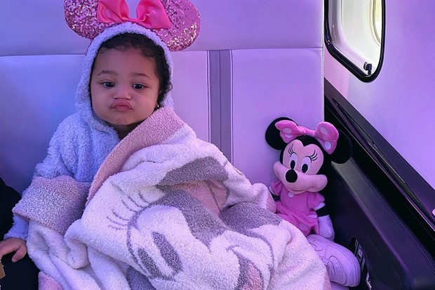 Kylie Jenner shows off Stormi very cute in a jet on the ...