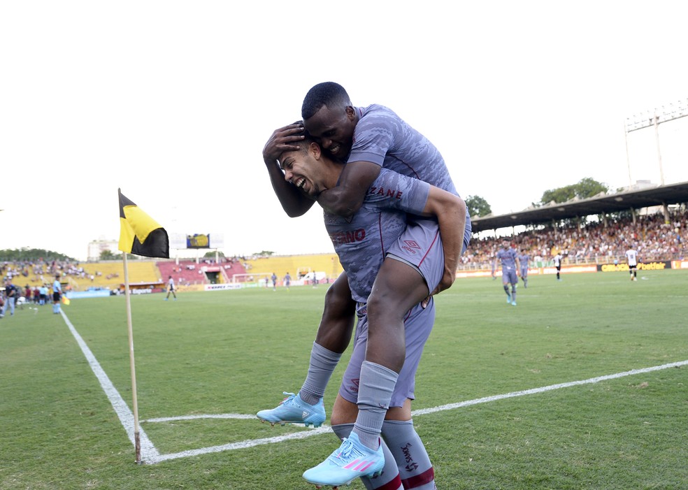 Arias e Nonato comemoram gol do Fluminense � Foto: Andr� Dur�o/ge