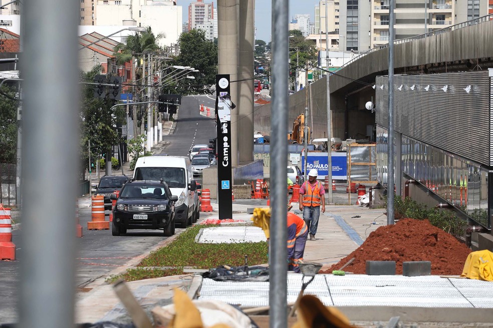 OperÃ¡rios trabalham neste domingo (7) na estaÃ§Ã£o Campo Belo da Linha 5-LilÃ¡s do MetrÃ´, que serÃ¡ inaugurada na segunda-feira (8) em SÃ£o Paulo â€” Foto: Renato S. Cerqueira/EstadÃ£o ConteÃºdo