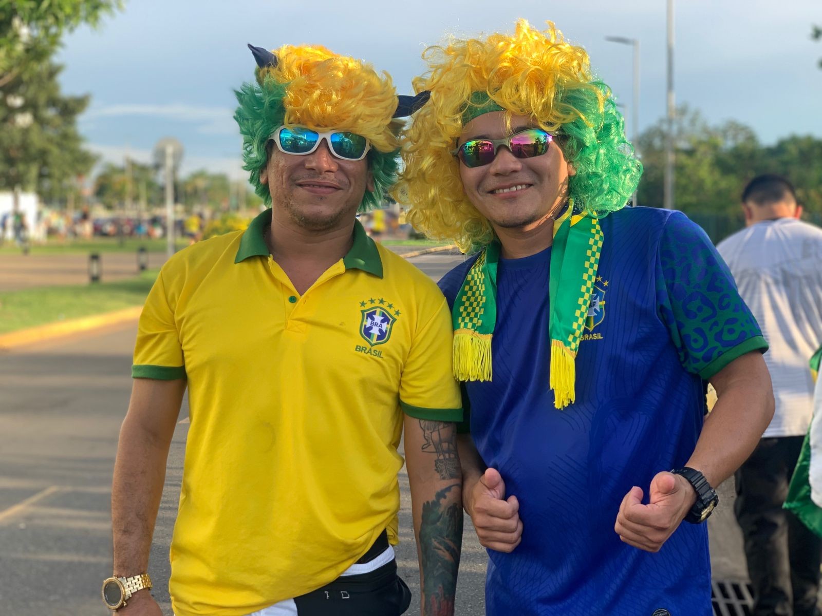 Amigos assistem jogos do Brasil juntos, no mesmo lugar e com mesmas camisas para 'garantir vitória'
