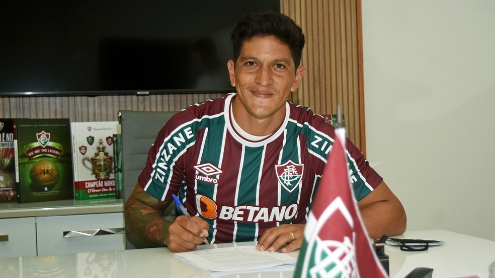 Germán Cano assina contrato com o Fluminense — Foto: Mailson Santana / Fluminense FC