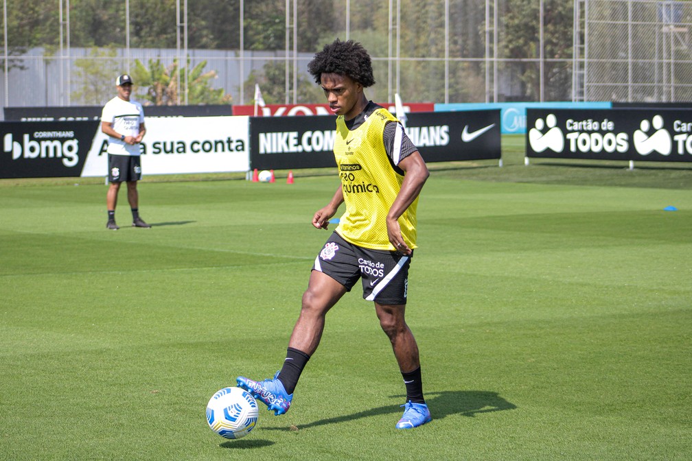 Willian em treino do Corinthians no CT Joaquim Grava — Foto: Rodrigo Coca/Ag.Corinthians