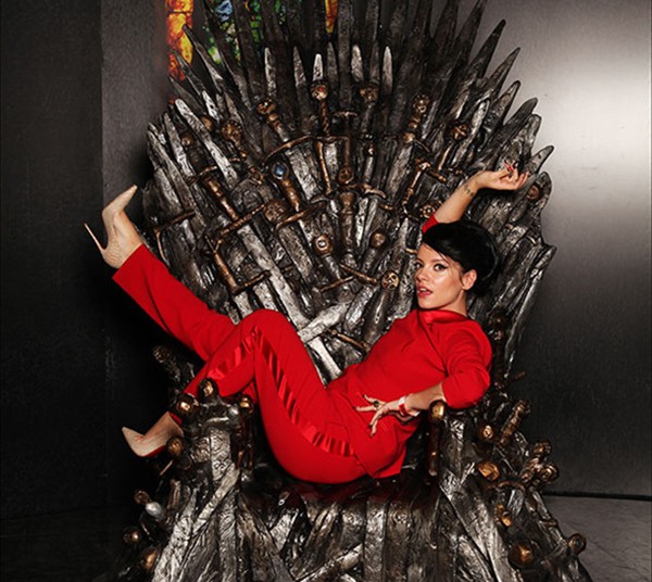 Lily Allen na exposição de 'Game of Thrones' (Foto: Reprodução)