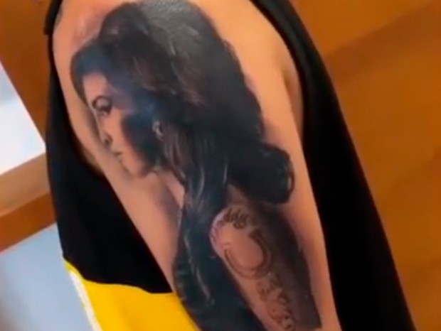 Amy Winehouse tatuada no braço de Gloria Groove (Foto: Reprodução/Instagram)