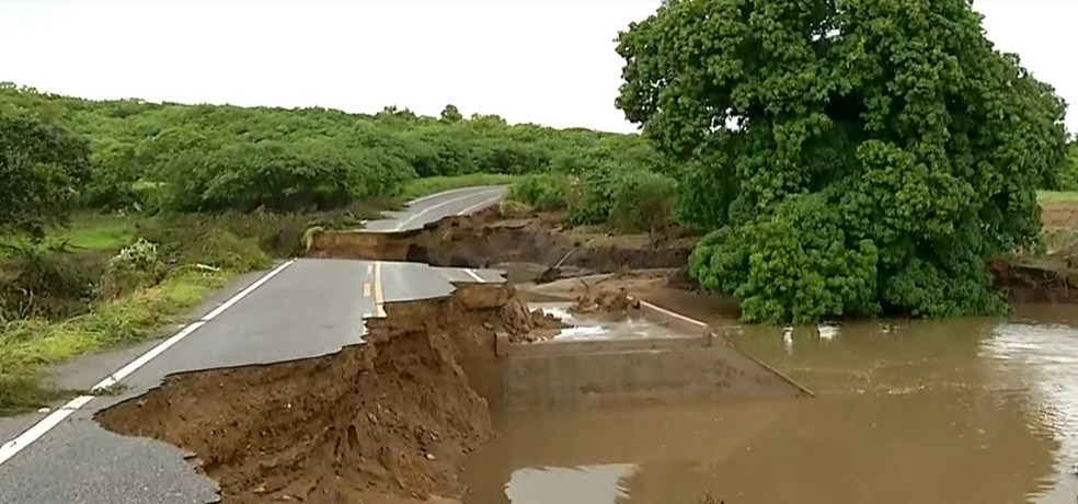 CE-166, que dá acesso à cidade de Piquet Carneiro, vira cratera após chuva torrencial — Foto: TV Verdes Mares/Reprodução