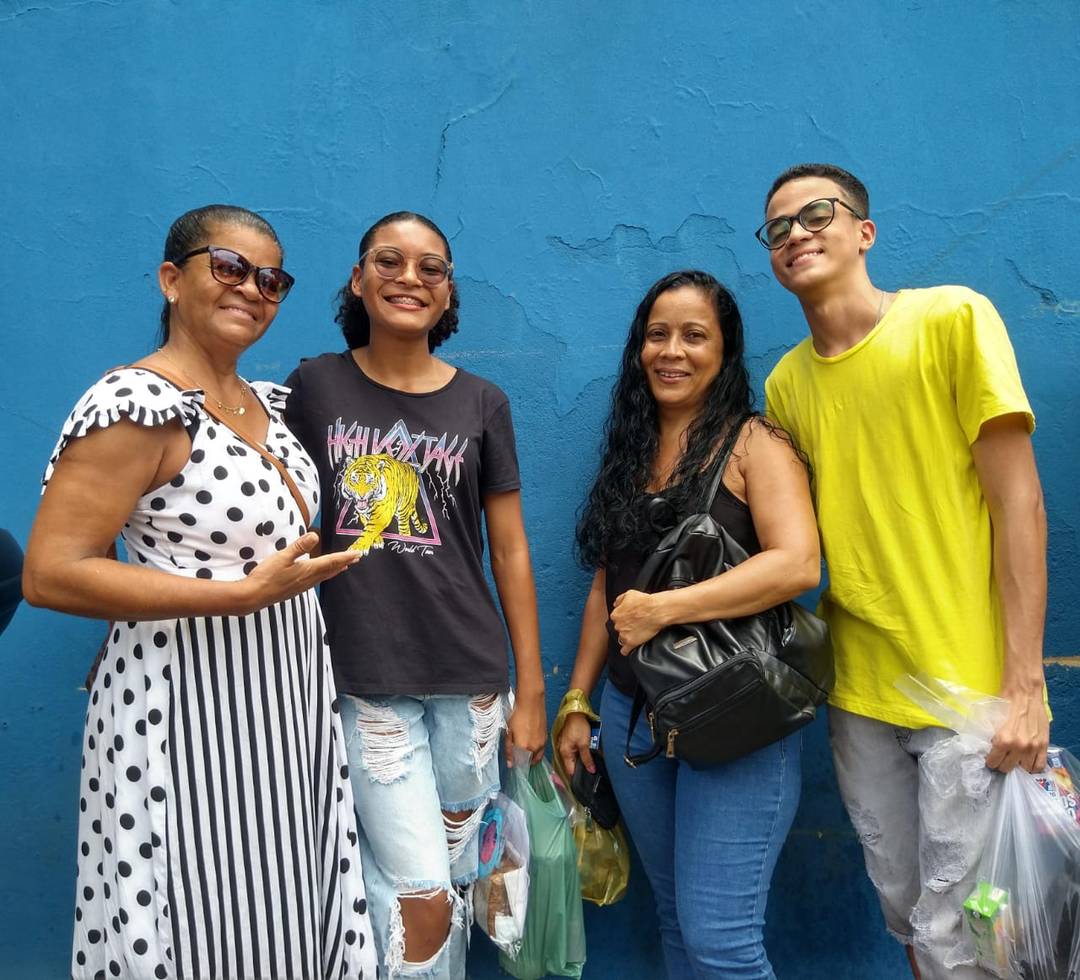 ENEM 2023 -  DOMINGO (5) - SALVADOR (BA) -  Estudantes e as mães durante espera para abertura dos portões para o primeiro dia de provas do Enem no Colégio Estadual Luiz Viana, no bairro de Brotas, em Salvador
