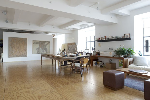 Loft minimalista abriga quadros e livros (Foto: Jane Beiles/The New York Times)