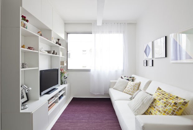 Sala de apartamento de 35 m² aposta na cor branca e tons pastel para ampliar espaço (Foto: Mayra Acayaba/Divulgação)