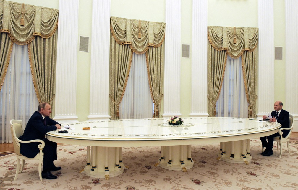 Putin e Scholz em 'mesa gigante' de reunião em Moscou em foto de 15 de fevereiro de 2022 — Foto: Sputnik/Mikhail Klimentyev/Kremlin via Reuters