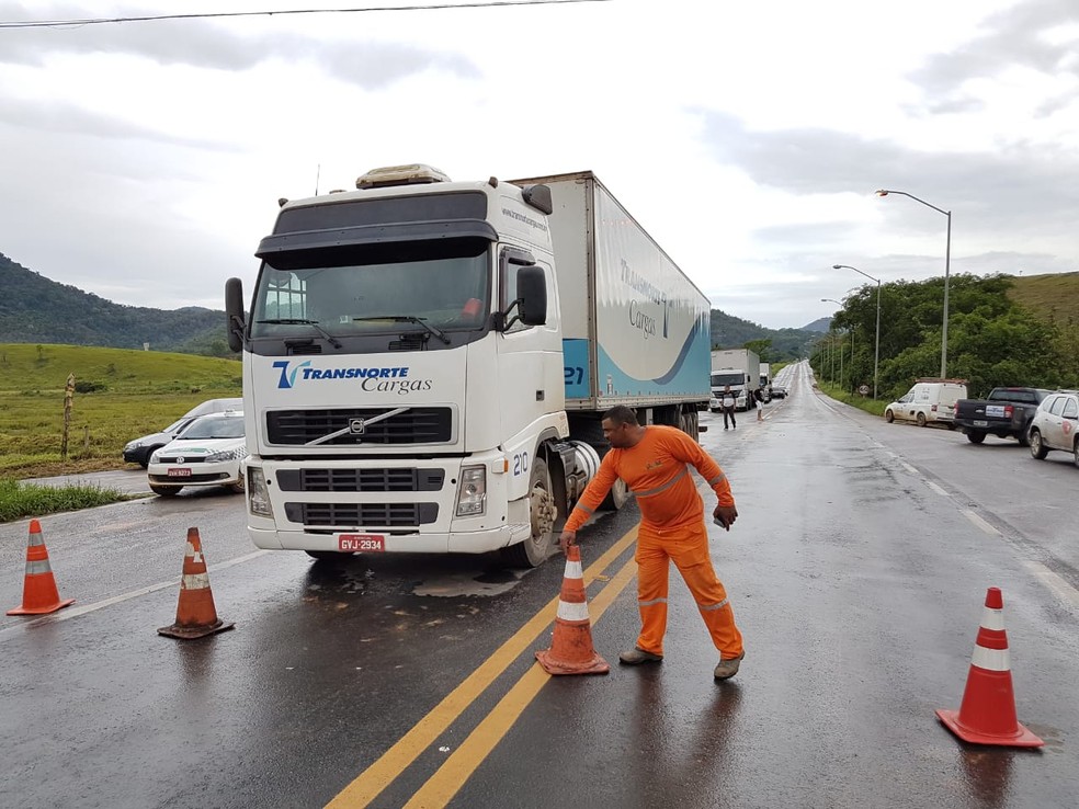 Bloqueio na BR-262 no Espírito Santo — Foto: Ari Melo/ TV Gazeta