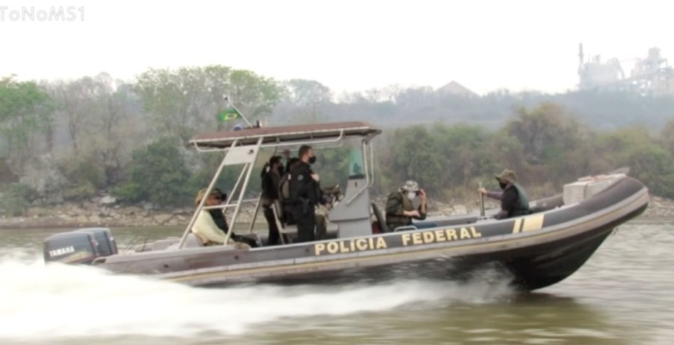 PF utilizou barco para cumprir alguns mandados da operação que investiga o crime ambiental em MS — Foto: PF/Divulgação