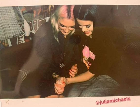 A tatuagem feita por Selena Gomez com a amiga e também cantora Julia Michaels (Foto: Instagram)