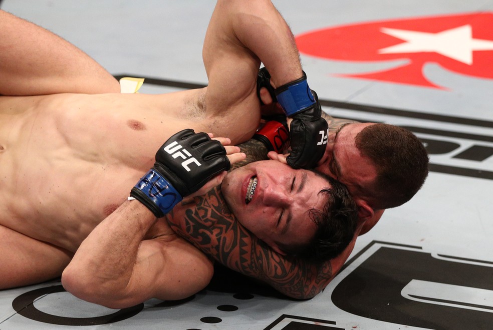 Renato Moicano fecha o mata-leão ao redor do pescoço de Damir Hadzovic — Foto: Buda Mendes/Getty Images