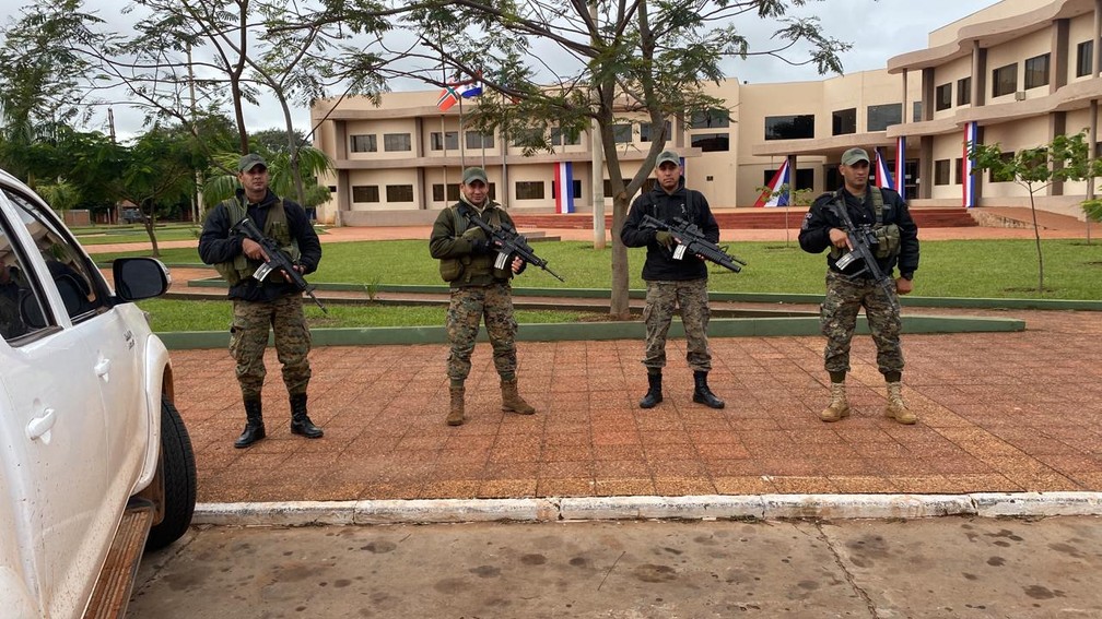 Prefeitura de Pedro Juan amanhece fechada e com reforço na segurança — Foto: Martim Andrada/TV Morena