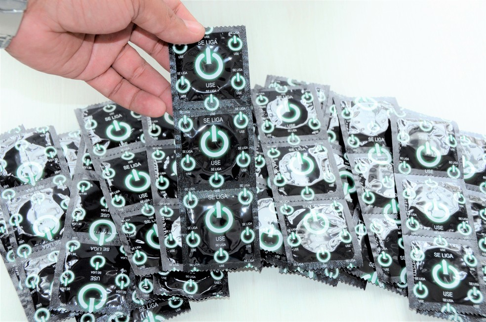 Preservativo representa forma eficaz de evitar IST e uma gravidez não programada — Foto: Olival Santos