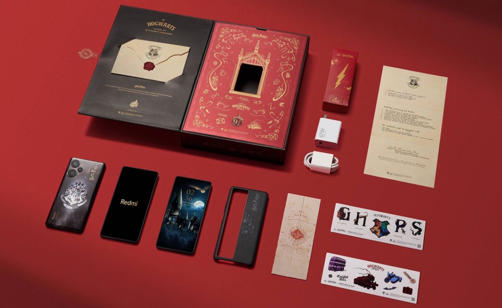 Redmi Note 12 Turbo do Harry Potter vem com adesivos e acessórios personalizados — Foto: Divulgação/Xiaomi