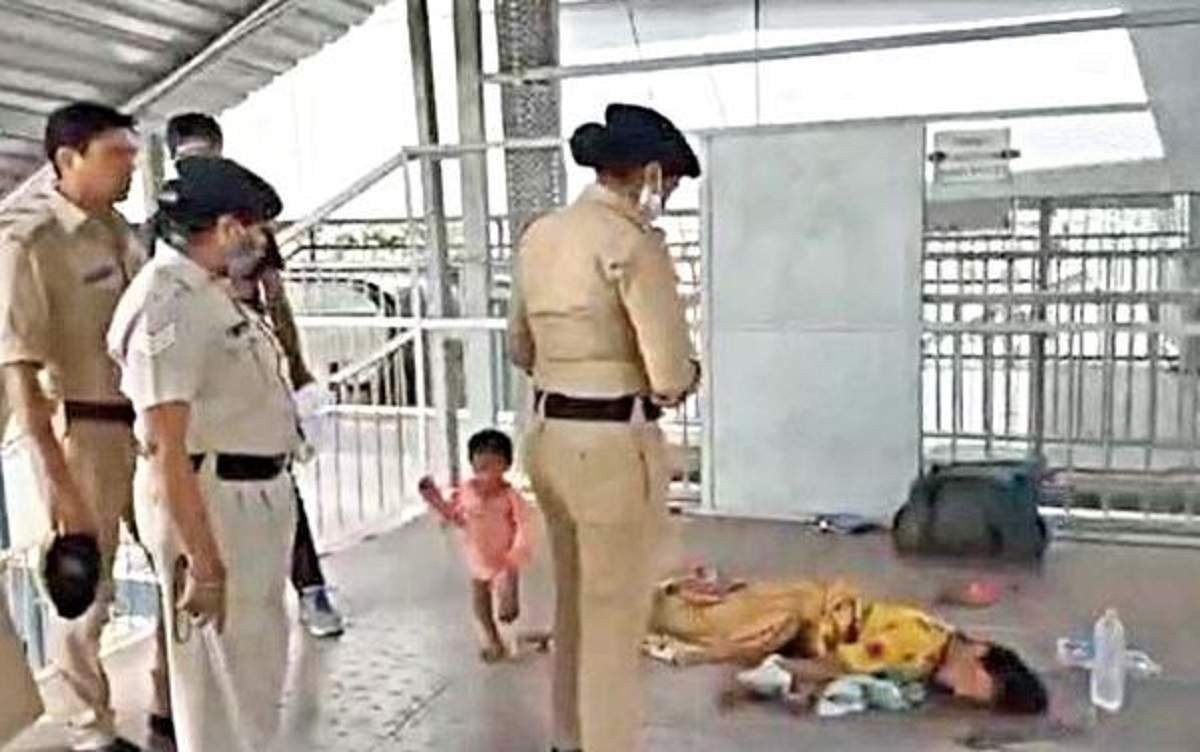 Menina, que não sabe falar, apontou para plataforma onde a mãe estava e pegou policial pela mão para levá-la até lá (Foto: Reprodução/ Twitter Times of India)