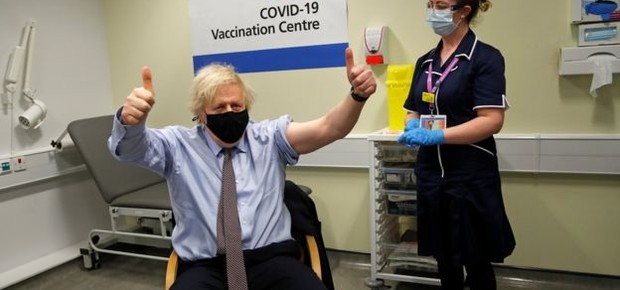 Boris Johnson recebeu a vacina pelo NHS, o sistema de saúde púbica do Reino Unido (Foto: Reuters via BBC )