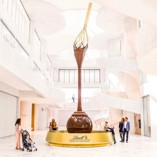 Maior fonte de chocolate no mundo é inaugurada em museu na Suíça!  (Foto: Reprodução / Instagram @lindthomeofchocolate)