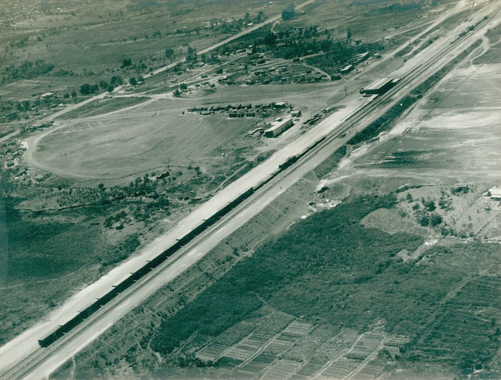 Trem de passageiros que fazia trajeto Goiânia–Brasília foi desativado em 1991 — Foto: IBGE/Arquivo