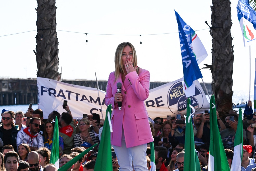 Giorgia Meloni em evento político em Nápoles — Foto: Andreas SOLARO / AFP