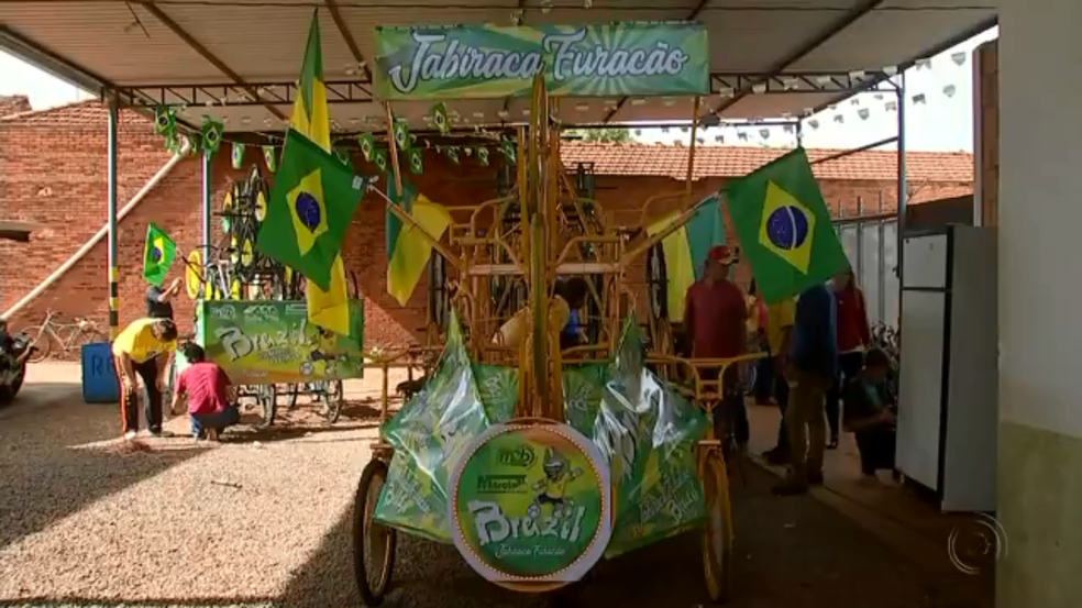 Bicicleta tem 103 rodas e até sistema de som (Foto: Reprodução/TV TEM)