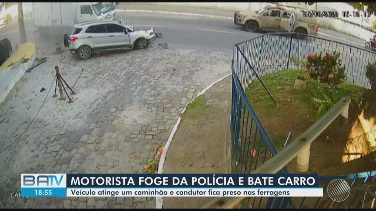 VÍdeo Motorista Bate Carro Em Caminhão Ao Tentar Fugir Da Polícia No