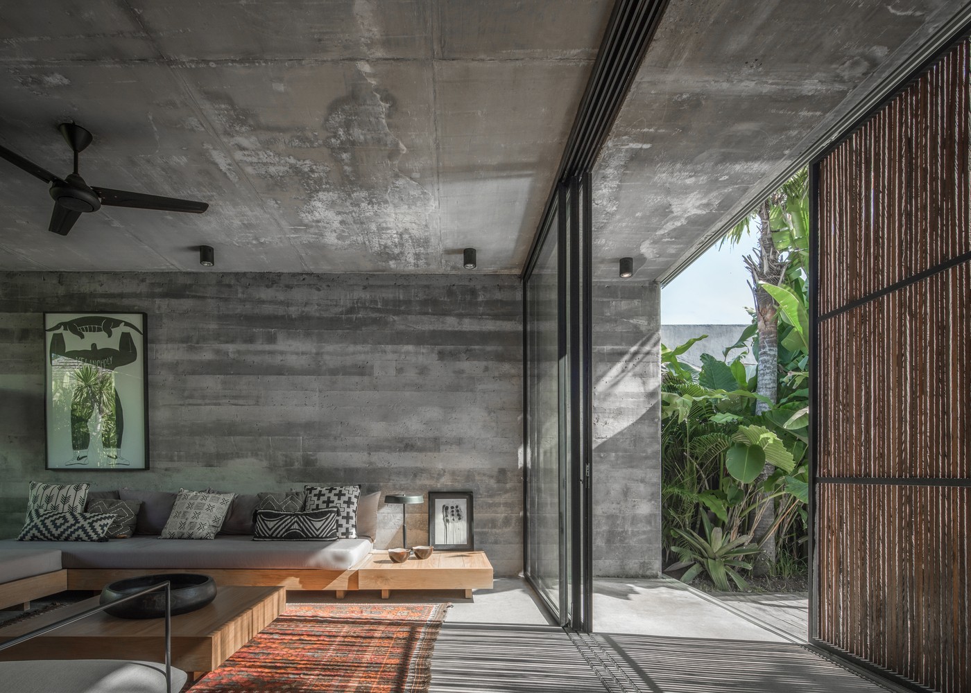 Décor do dia: living integrado com muito concreto e panos de vidro (Foto: KIE)