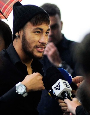 Neymar dando entrevista (Foto: Marcos Ribolli)