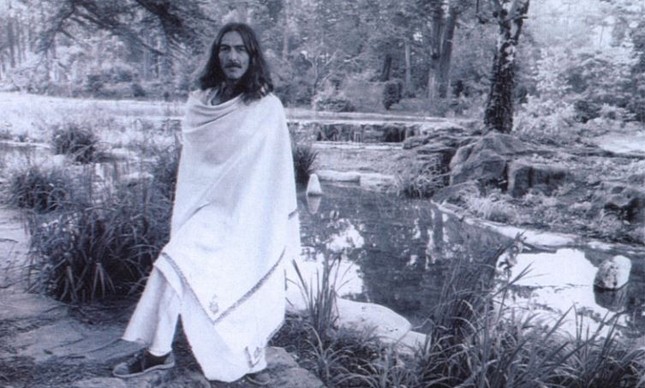 George Harrison nos jardins de sua casa na Inglaterra, nos anos 80