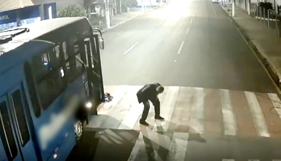 Motociclista bate em cruzamento e sai ileso debaixo de ônibus em Ourinhos; vídeo  — Foto: Câmera de Monitoramento/Prefeitura de Ourinho/Reprodução